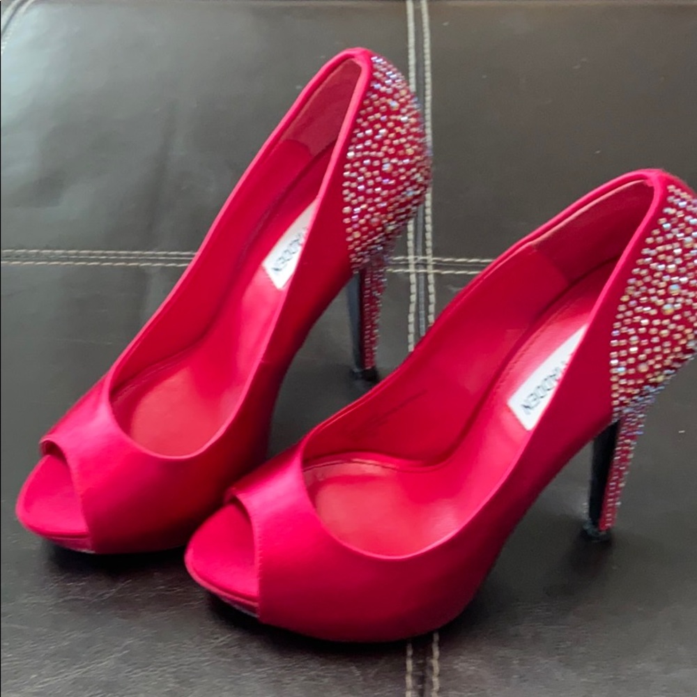Steve Madden Raspberry Player Platform Pump - Picture 8 of 11